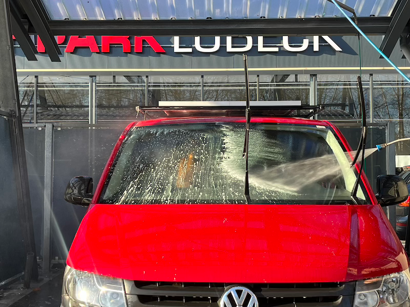 Außenbereich der SB-Waschboxen am Autowaschpark Lübeck